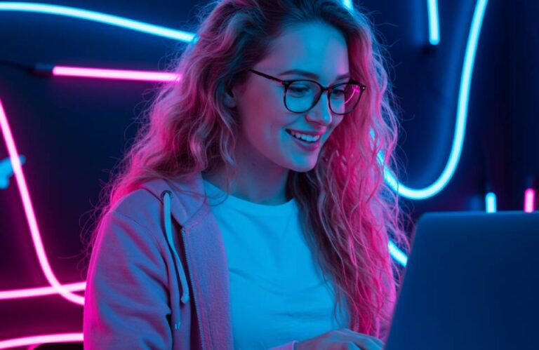 Mulheres na tecnologia: mulher jovem com óculos e expressão sorridente usa notebook em ambiente moderno com luzes de neon, representando a inclusão feminina na tecnologia.
